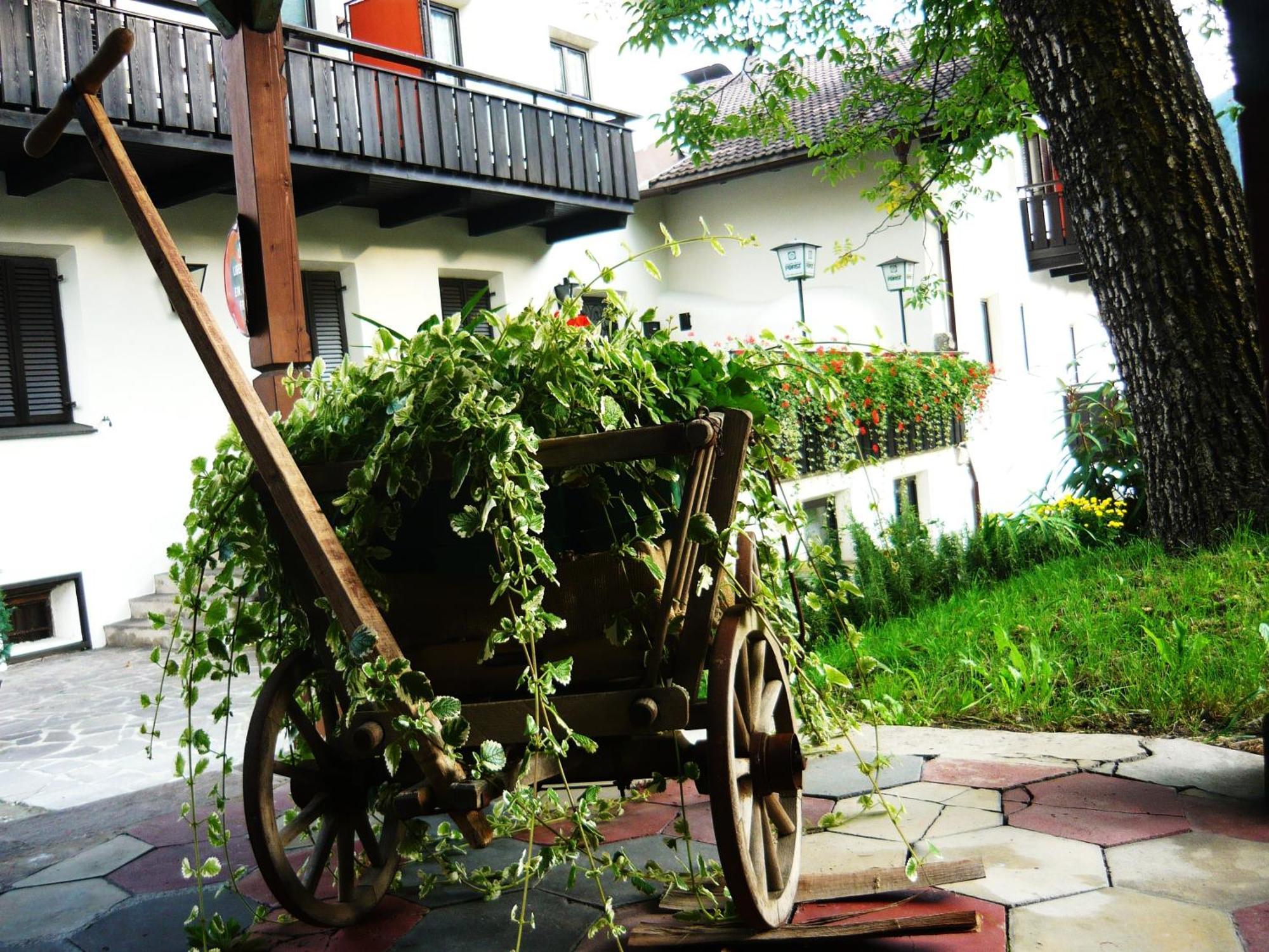 Gasthof Goldenes Lamm Hotel Vahrn Exterior photo